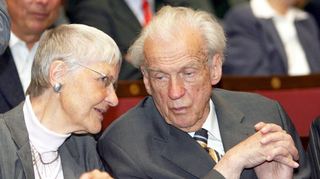 Der Roman von handelt vom 2013 verstorbenen Philologen und Schriftsteller Walter Jens (hier mit seiner Frau Inge 2007 in Tübingen).