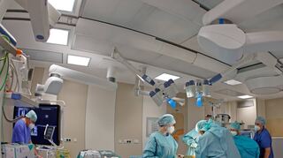 Blick in den Operationssaal einer Klinik.