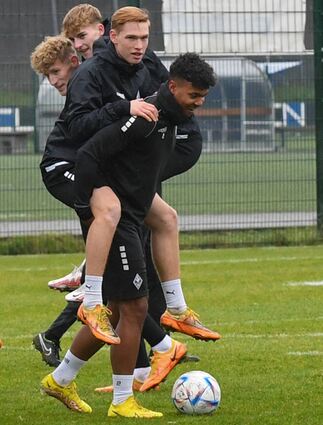 Waldhofs Niklas-Wilson Sommer (Nr.2) traegt einen Spieler auf dem Ruecken beim Training in der 3. Liga des SV Waldhof Mannheim.

Foto © PIX-Sportfotos *** Foto ist honorarpflichtig! *** Auf Anfrage in hoeherer Qualitaet/Aufloesung. Belegexemplar erbeten. Veroeffentlichung ausschliesslich fuer journalistisch-publizistische Zwecke. For editorial use only.