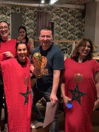 Fouzia Hammoud (r.) vom Arabischen Haus hat das Public Viewing hier organisiert. Die meiste Stimmung macht Aisha Berth (vorne l.), und Khalil Larabi hat schon den WM-Pokal.