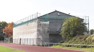 2023 wird das Sportplatzgebäude saniert. Da Toiletten und Duschen nicht zur Verfügung stehen, werden Sanitär- und Umkleidecontainer aufgestellt.