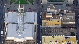 Links das Stadthaus, rechts vorne das Parkhaus in N2, wo der Neubau entstehen soll. Unser Luftbild stammt aus dem Jahr 2017.