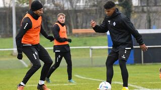 Trainingsauftakt in der Kälte: Waldhofs Willy Sommer (r.) im Zweikampf mit Pascal Sohm. Marten Winkler beobachtet die Szene.