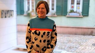 Silke Peters, hier beim Besuch der Ausstellung eines Mitglieds, ist die neue Vorsitzende des Kunstvereins Ladenburg.