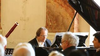 Rudolf Meister am Flügel beim Benefizkonzert von Professoren der Musikhochschule zugunsten der „MM“-Aktion „Wir wollen helfen“.