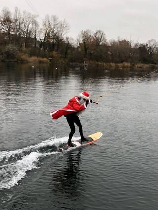 Vollgas auf dem Rheinauer See: ein Nikolaus auf einem Wakeboard.