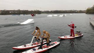 Nikolaus mit Waterbike als Rentierschlitten: Gunter Friedmann mit Kindern von AGVAfun.