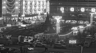 Lichterglanz am Hertie in E 1 und am Kaufhof in P 1 sowie auf dem neuen Weihnachtsmarkt auf dem Paradeplatz, der vor 50 Jahren eröffnet worden ist.