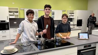 Freuen sich über die neue Schulküche der Karl-Drais-Gemeinschaftsschule: (v.l.) Schülersprecher Mohamed Lhioiu und Bela Merkel sowie Joel Löckel.