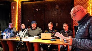 Altstadtrat Jürgen Müller (vorne r.) leitete die Wahl: Chris Friedmann (v.l.), Sina Fuchs, Rainer Döhring, Joe Weis und Thorsten Scharbert hören zu.