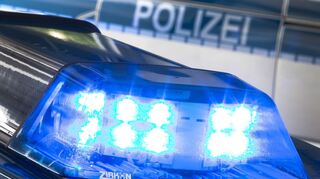 Mit einem Hubschrauber haben Polizeikräfte nach dem Vermissten gesucht.