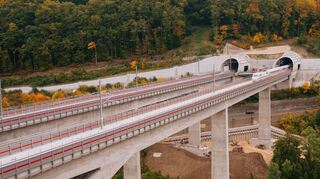 Ein ICE befährt während einer Schulungsfahrt für Lokführer die Brücke über das Filstal. Sie ist das spektakulärste Bauwerk der neuen Schnellverbindung zwischen Wendlingen und Ulm.