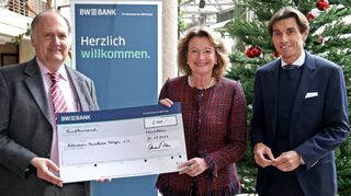 Die BW Bank hilft: Peter W. Ragge (v.l.), zweiter Vorsitzender des „MM“-Hilfsverein, dankt Claudia Diem und Antonello Rofrano für die Spende.