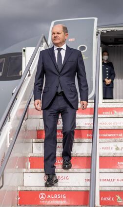 Immer unterwegs: Kanzler Olaf Scholz (SPD) am Dienstag bei der Ankunft am Flughafen von Tirana zum EU-Westbalkan-Gipfel.