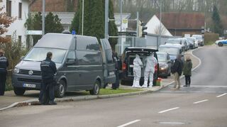 Einsatzkräfte begutachten den Tatort in Illerkirchberg (Alb-Donau-Kreis).