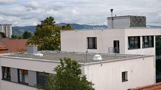 Moderne Sirenen sind vergleichsweise klein und unscheinbar. Das Bild zeigt ein Exemplar auf dem Rathausdach in Heddesheim.