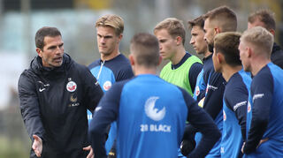 Seit Montag steht Patrick Glöckner mit seinen Profis des FC Hansa Rostock wieder auf dem Platz und will noch einige Dinge erarbeiten.