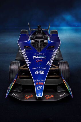 mid Groß-Gerau - Im traditionellen Maserati-Blau geht der elektrische Dreizack-Bolide bei der Formel E ins Rennen.