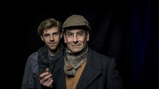 Sherlock Holmes (Ethan Freeman, vorne) und sein smarter Kollege John (Florian Minnerop).