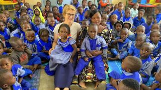 Besuch des Kindergartens Zangapida in Garango: Karola Liebrich mit Mädchen und Jungen sowie einer Erzieherin.