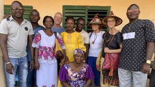 Besuch der Schule Bangoula in Garango: Herbert Felbek (4.v.l.), Karola Liebrich (2.v.r.) und Anne Sielski (ebenso mit Hut) mit Abdou Narcisse Guiébré (r.), dem Präsidenten des Partnerschaftskomitees, und dem Team der Lehrkräfte.
