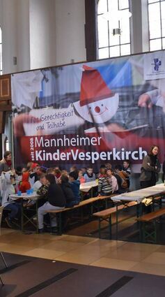 Die Schulkinder können in der Vesper-kirche essen und basteln.