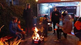 Bei der Jugendfeuerwehr in Friedrichsfeld konnte man sich an der Feuerschale wärmen und sein Stockbrot über der Glut backen.