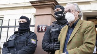 Bei einer Razzia gegen sogenannte „Reichsbürger“ führen Polizisten in Frankfurt Heinrich XIII. Prinz Reuß ab.