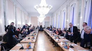 Politiker und Vertreter von Kommunen und Verbänden sitzen beim „Flüchtlingsgipfel“, um Lösungen im Umgang mit Geflüchteten zu finden.