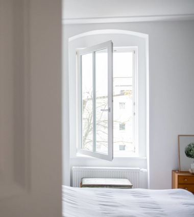 Kochen und Wäschetrocknen in der Wohnung erfordern häufigeres Lüften, sonst kann Schimmel entstehen.