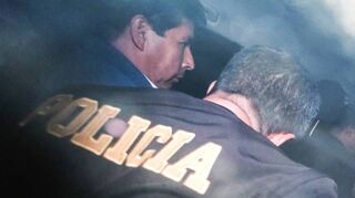 Der gestürzte peruanische Präsident Pedro Castillo wird von der Polizei auf das Polizeirevier in Lima, Peru, eskortiert, wo er festgehalten wird.
