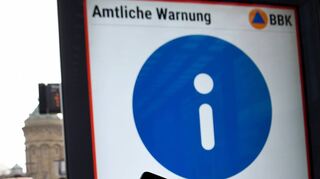 Auf auf den digitalen, beweglichen Werbetafeln an Stadtbahnhaltestellen wie hier auf den Mannheimer Planken ist am Warntag gewarnt worden, zudem über Handy und – wo vorhanden – über Sirenen.