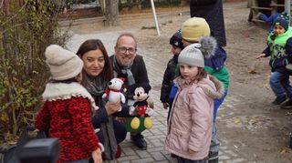 Ekin Deligöz (l.) und Dirk Grunert nahmen sich viel Zeit beim Gespräch mit Kindern.