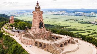 Das Denkmal in Thüringen in seinem ganzen Ausmaß. .