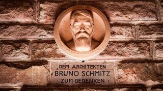 Rechts die Gedenktafel für den auch in Mannheim sehr bekannten Architekten Bruno Schmitz