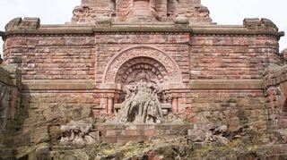 So stellt man sich den ruhenden Kaiser vor: Die mächtige, 6,50 Meter große Skulptur von Kaiser Friedrich I., genannt „Barbarossa“, am Denkmal in Thüringen.