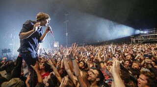 Sänger Thomas Mars von den französischen Indie-Stars Phoenix, weiß, wie es auf Festivals funktioniert