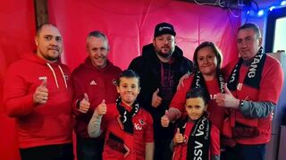 V.l.: SSV-Vorstand Marko Hellrieger und stv. Vorstand Markus Kumbernuß, Alexander Johe von Fussballfans gegen Krebs, Familie Malcherek mit Mutter Monika und Vater Rafal sowie Dominik und Sebastian.