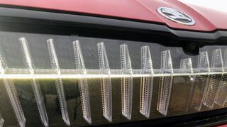 mid Malaga - Im Christal Face hinterleuchten 131 LEDs den Kühlergrill.
