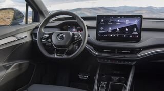 mid Malaga - Zwischen Fahrer- und Beifahrer platziert Skoda den freistehenden 13 Zoll großen Infotainment-Bildschirm.