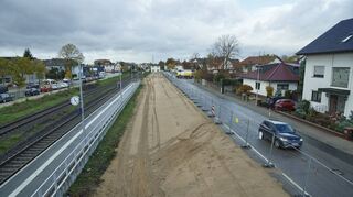 Zwischen den Gleisen der Nibelungenbahn und der Industriestraße liegt nun ein 9,50 Meter schmaler und 195 Meter langer Streifen.
