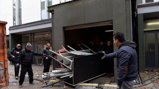 Es wird entrümpelt und entkernt: In der Hebelstraße am Bühneneingang füllen sich die Sperrmüllcontainer.