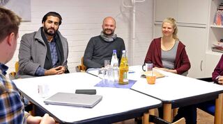 Suhail Butt (2. v.l.), Andreas Lindemann, Lena Gerber (Mitte) und Karin Heinelt vom Stadtjugendring im Gespräch mit „MM“-Redakteur Sebastian Koch (l.).