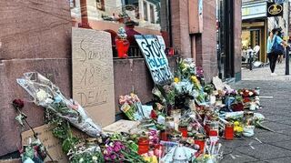 Mehrere Wochen nach dem Vorfall am 2. Mai lagen noch viele Blumen an der Stelle am Marktplatz.
