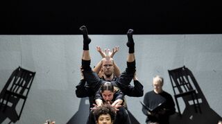Werden zu Skulpturen (v. l. im Uhrzeigersinn): Inés Belda Nácher, Marc Galvez, Julián Lazzaro, Thamiris Carvalho, Mathias Theisen, Andrea Muelas Blanco, Jochem Eerdekens, Kuan-Ying Su, Lucía Nieto Vera und Yi-Wei Lo mit Chormitgliedern.