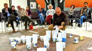Beim „Spielplatzdialog“ mit Rolf Schwarz (vorne), Bürgern und Bürgermeister Stefan Schmutz (l.): Jeder Sandeimer stand für einen Spielplatz.