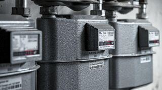 Gaszähler hängen an der Wand in einem Keller. Die Deutschen haben in der vergangenen Woche weniger Gas gespart – die Bundesnetzagentur warnt.