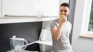 Eine ausgewogene Ernährung, genug Pausen und ausreichend Schlaf: Von gesunden Gewohnheiten profitiert auch unser Immunsystem.