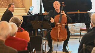 Rudolf Meister am Klavier und Francis Gouton an der Violoncello spielten beim Benefizkonzert zu Gunsten der Aktion „Wir wollen helfen“ des Mannheimer Morgen im Rittersaal des Mannheimer Schlosses.