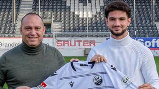 Mikayil Kabaca, sportlicher Leiter beim SV Sandhausen, mit Neuzugang Kerim Calhanoglu. Er wird die Nummer 20 tragen.